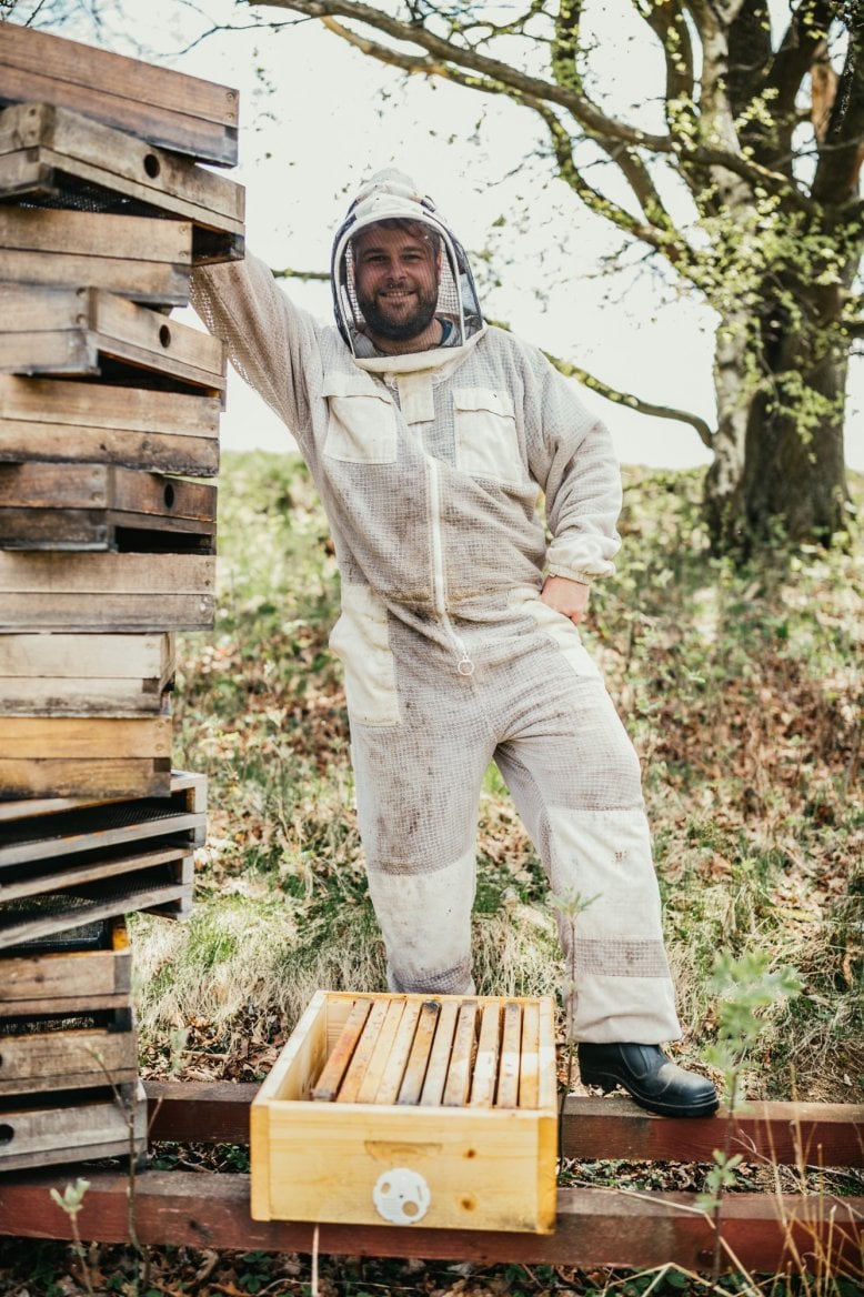 Josef Kölbl z Včelařství Medovina připravuje medníky