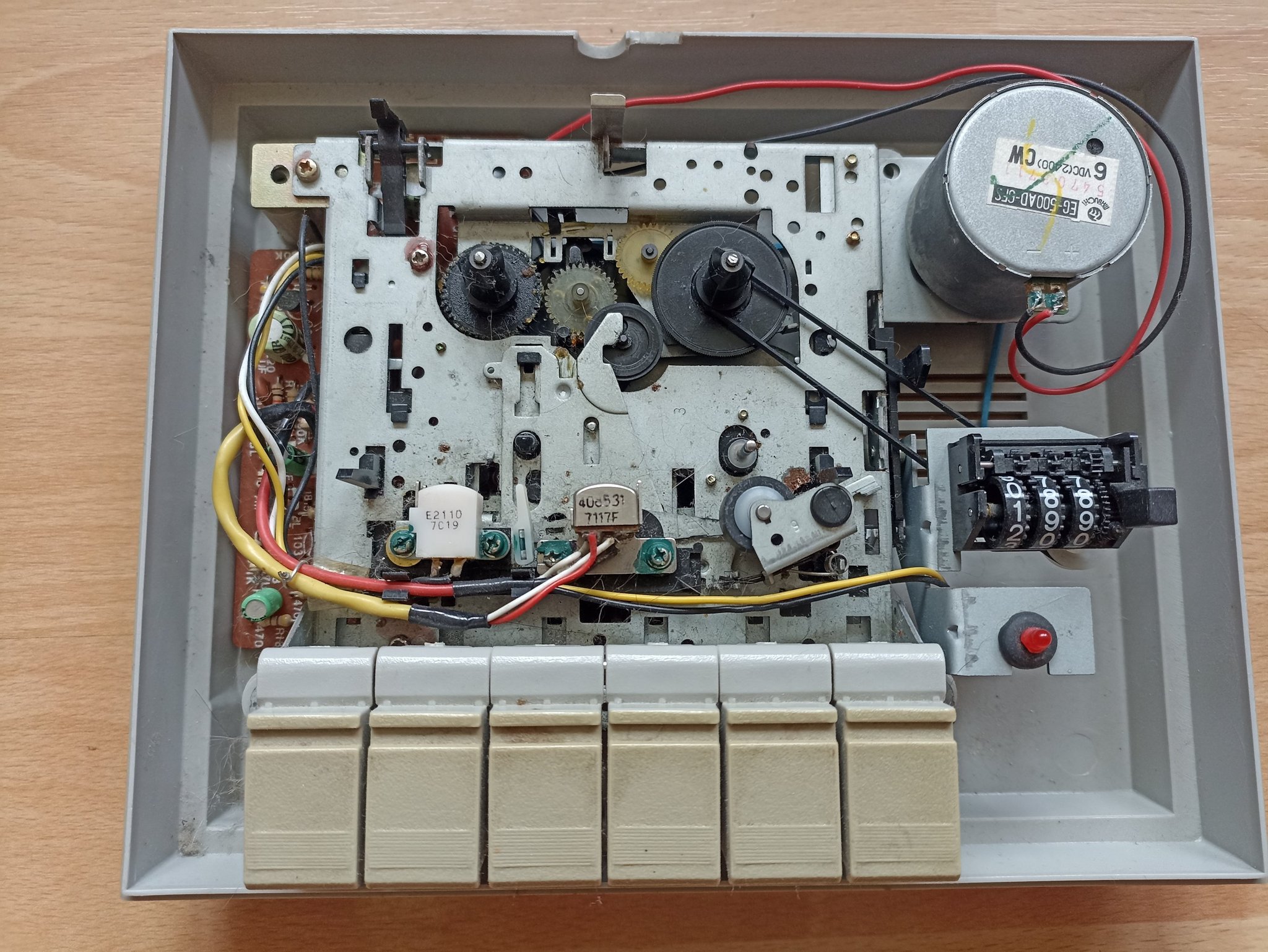 Po cca 37 letech nevypadá mechanismus nejhůř (i když by potřeboval vyčistit).