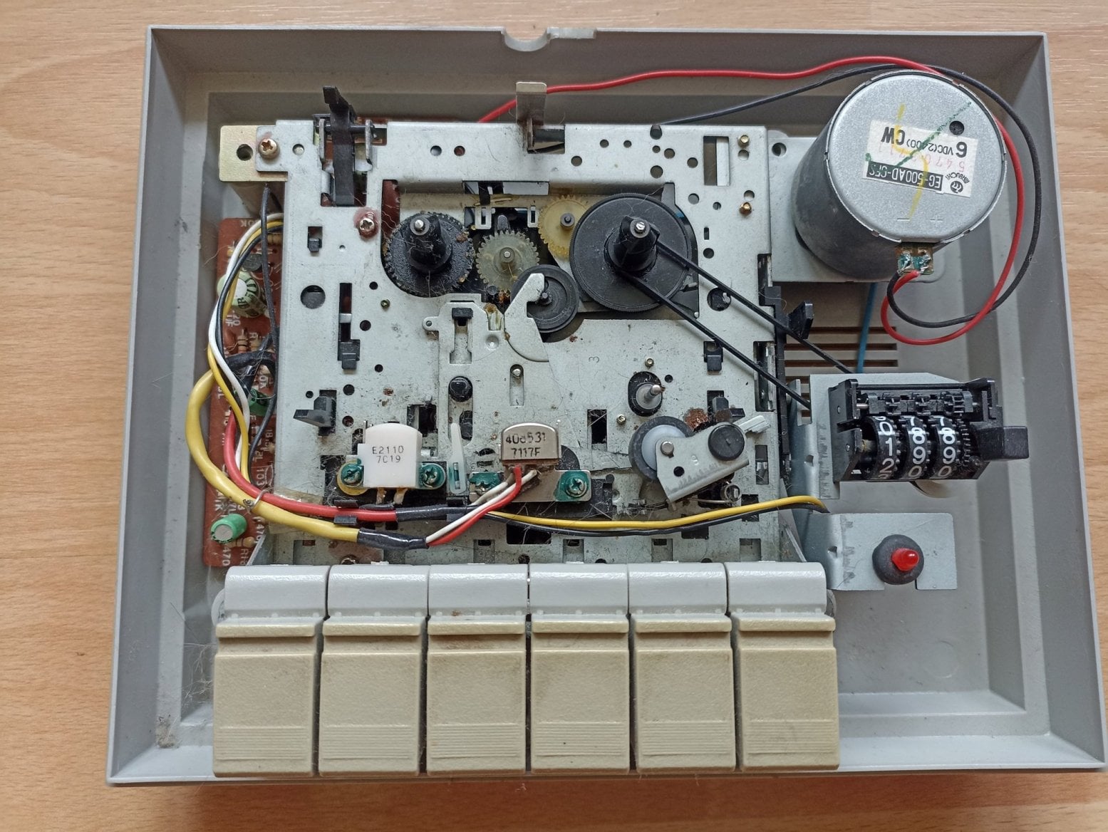 Po cca 37 letech nevypadá mechanismus nejhůř (i když by potřeboval vyčistit).