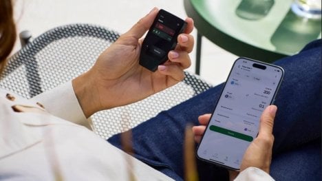 Náhledový obrázek - Český Trezor zvedá laťku. Kryptopeněženka Safe 7 přináší první auditovatelný bezpečnostní čip, připravená je i na éru kvantových počítačů