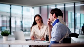 Zraněný nešťastný muž na invalidním vozíku.