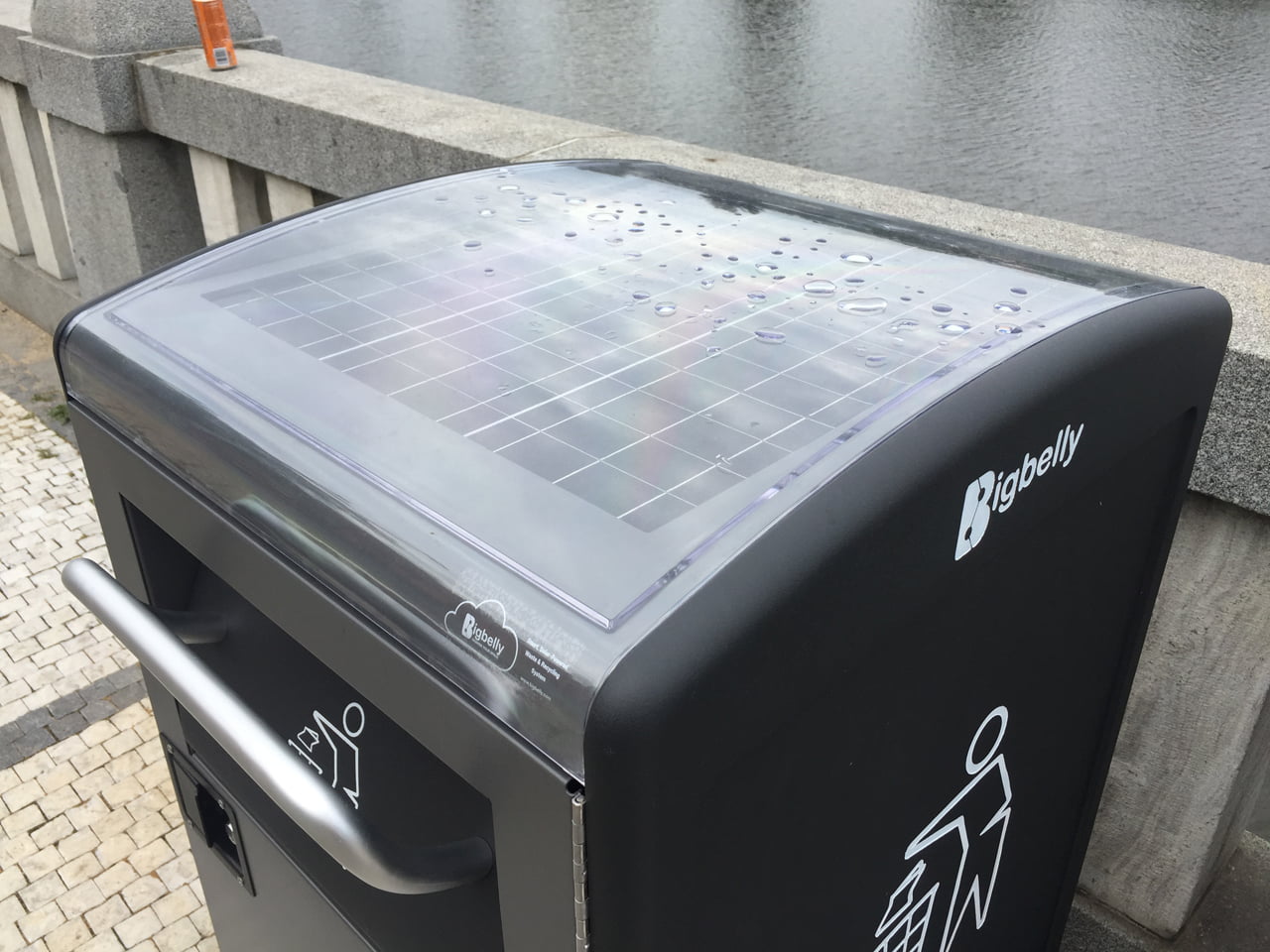 Chytré odpadkové koše Bigbelly v ulicích Prahy