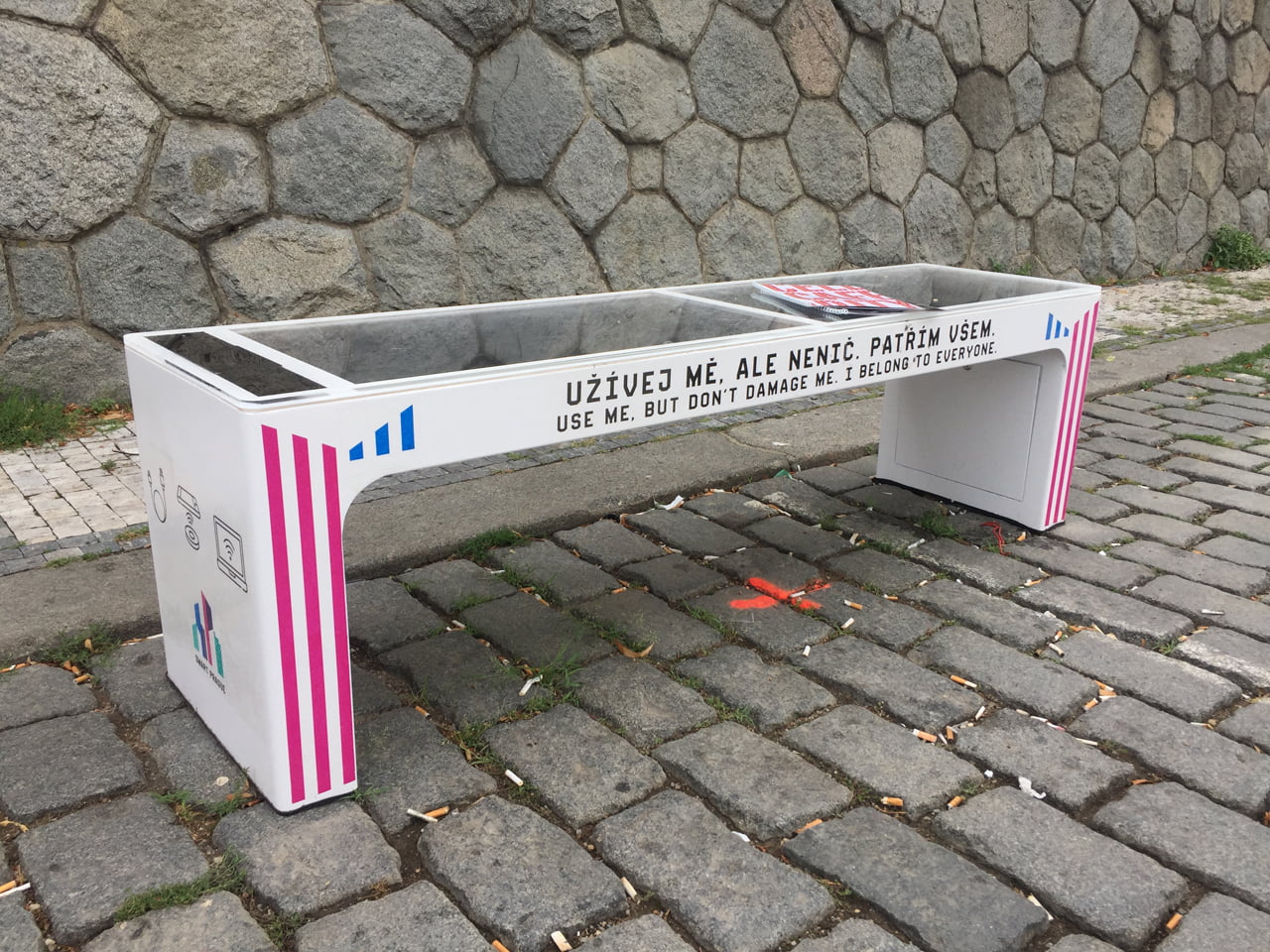 Chytré odpadkové koše Bigbelly v ulicích Prahy