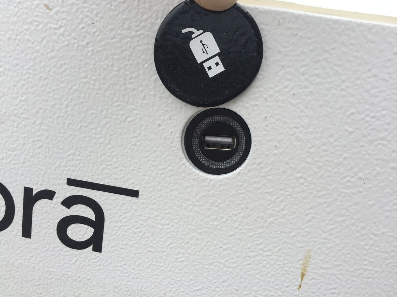 Chytré odpadkové koše Bigbelly v ulicích Prahy