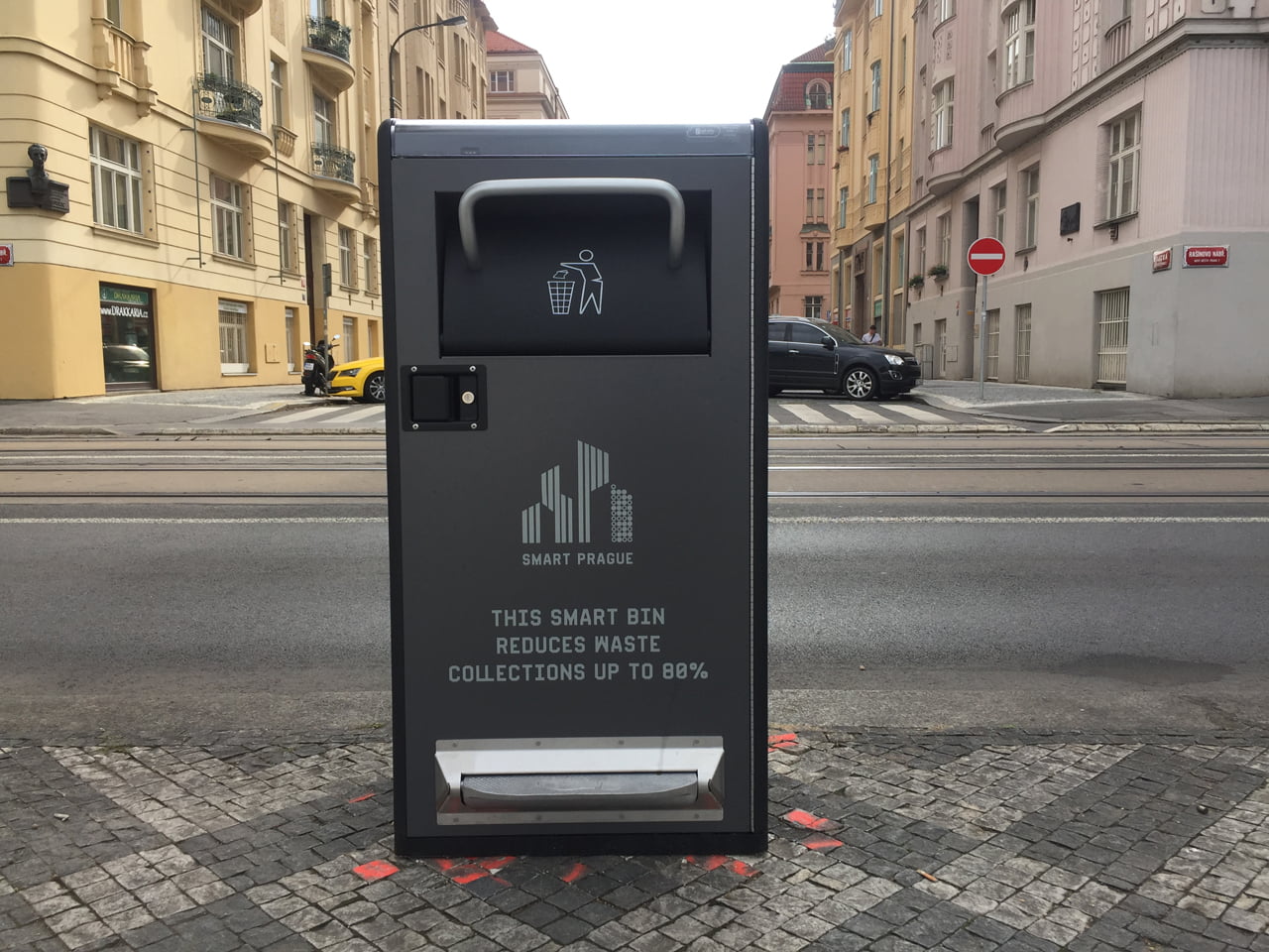 Chytré odpadkové koše Bigbelly v ulicích Prahy