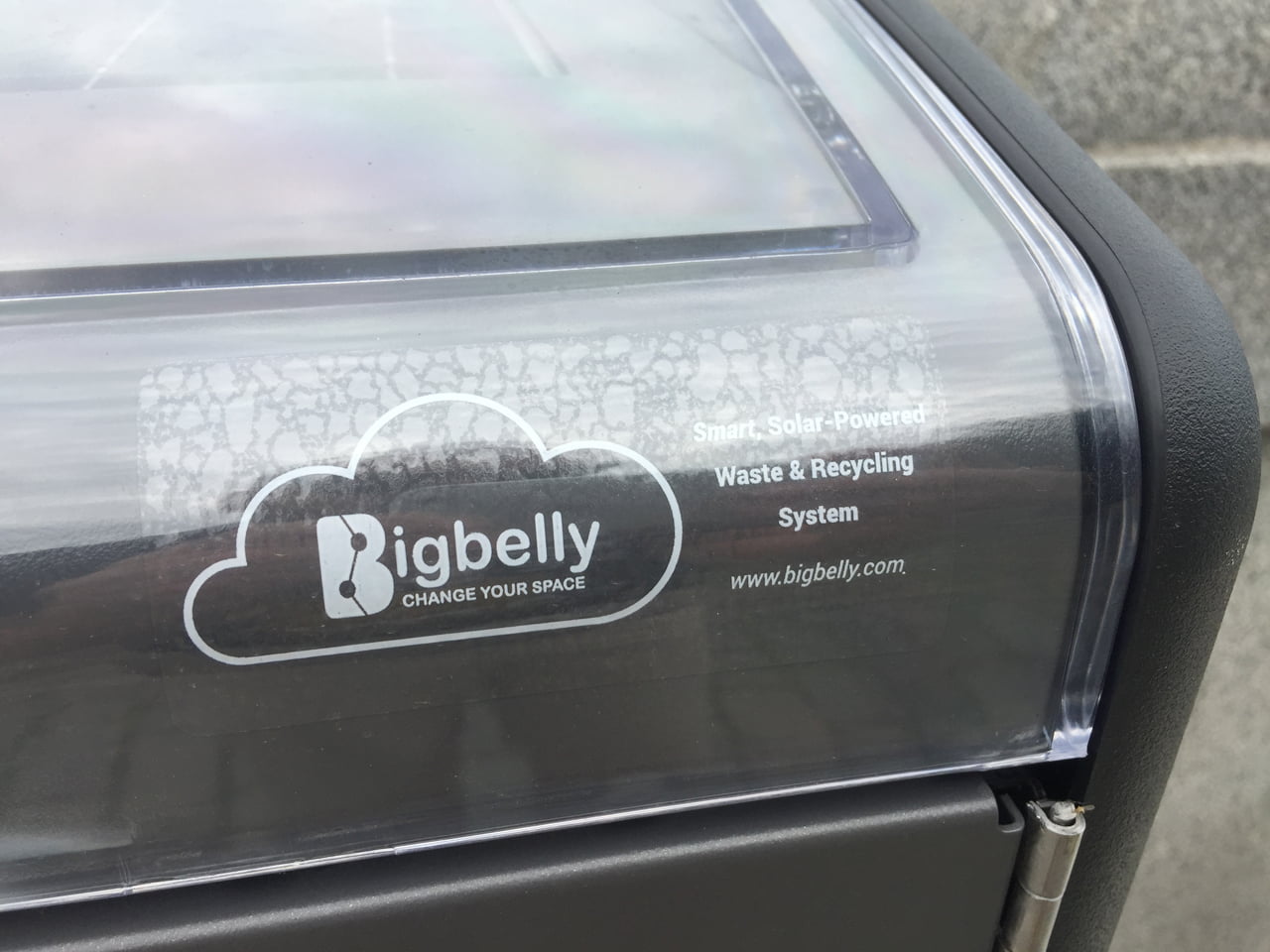 Chytré odpadkové koše Bigbelly v ulicích Prahy