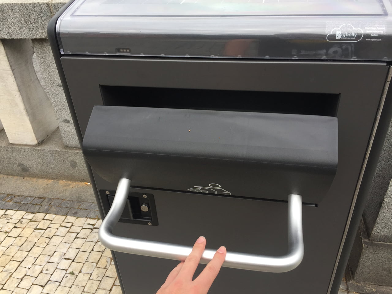Chytré odpadkové koše Bigbelly v ulicích Prahy
