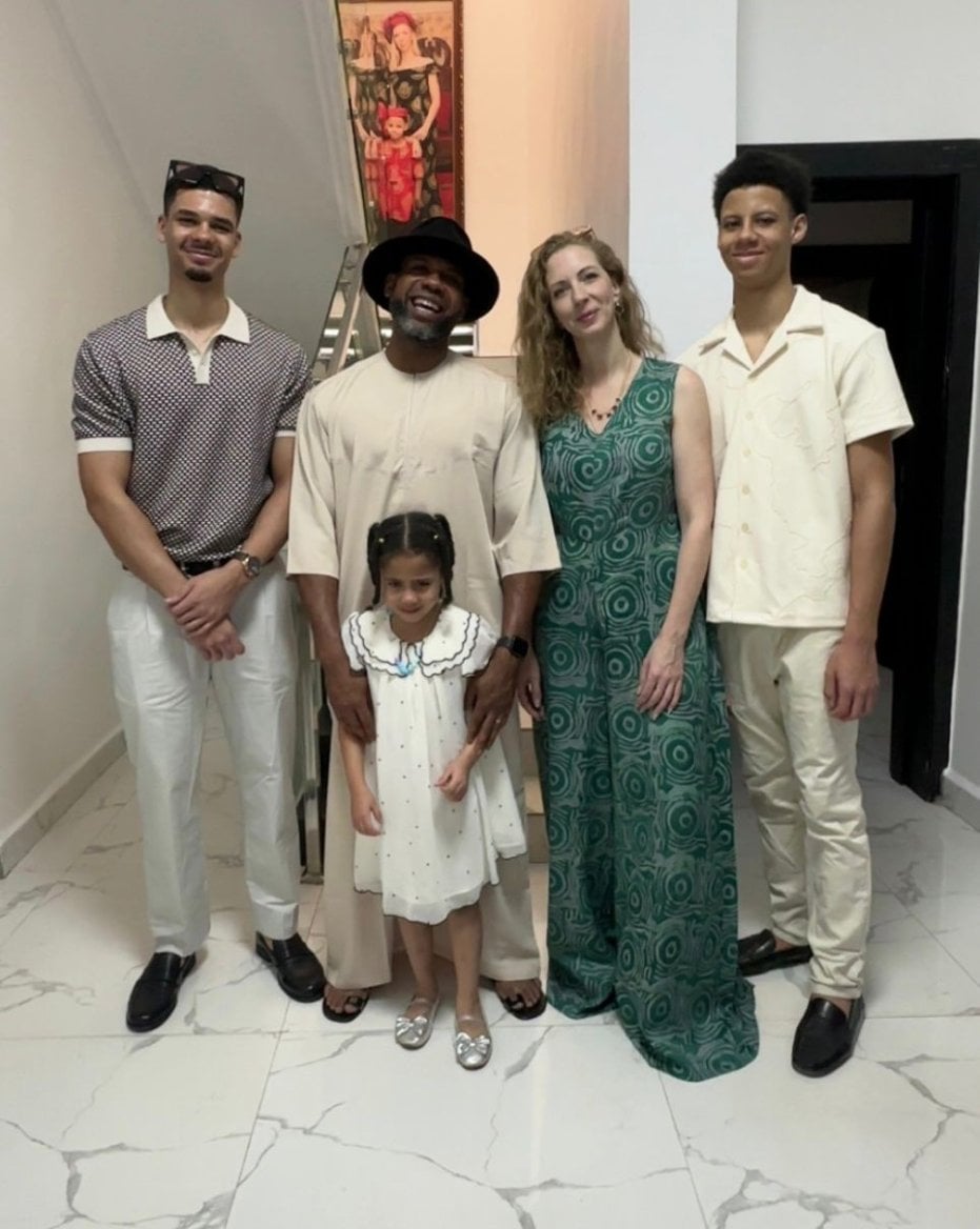 Zuzana Okaa-Onwuogu z Ada nne s rodinou v Nigérii