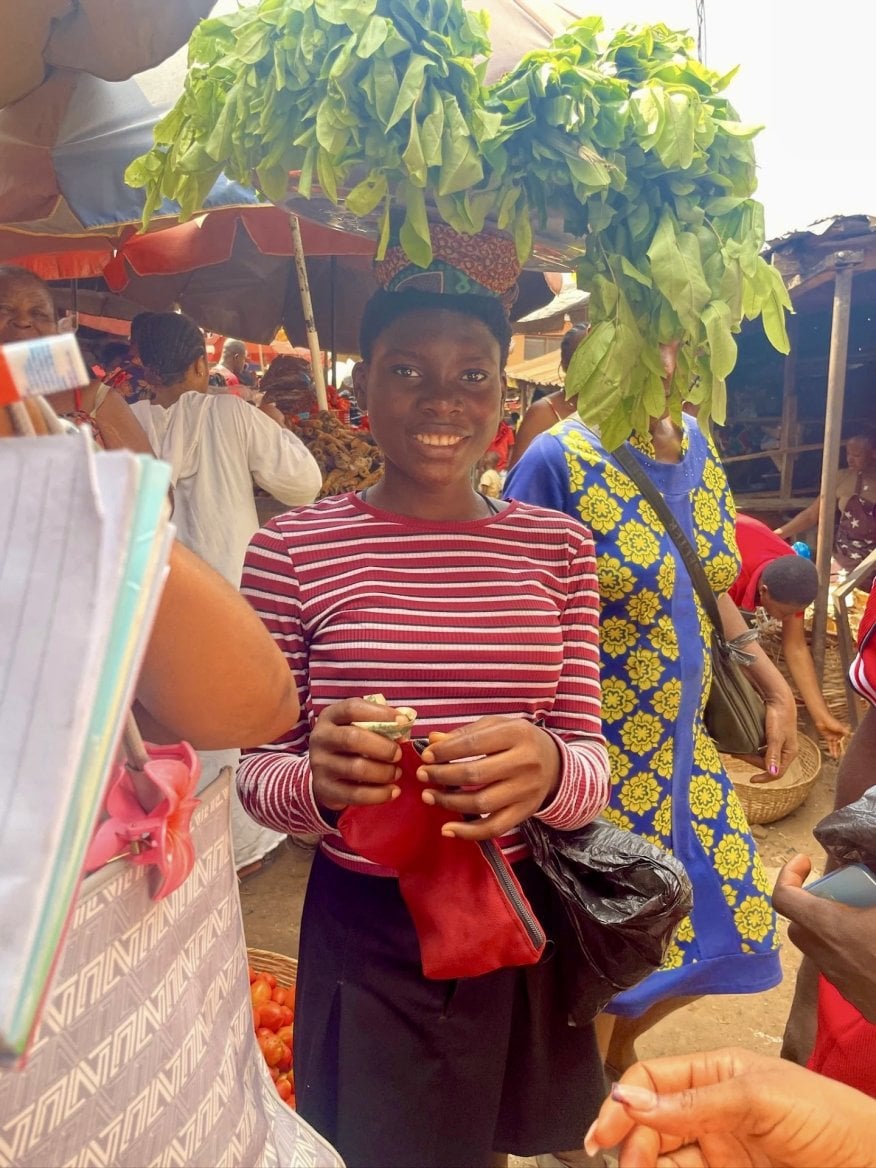 Venkovní tržiště v Nigérii - dívka