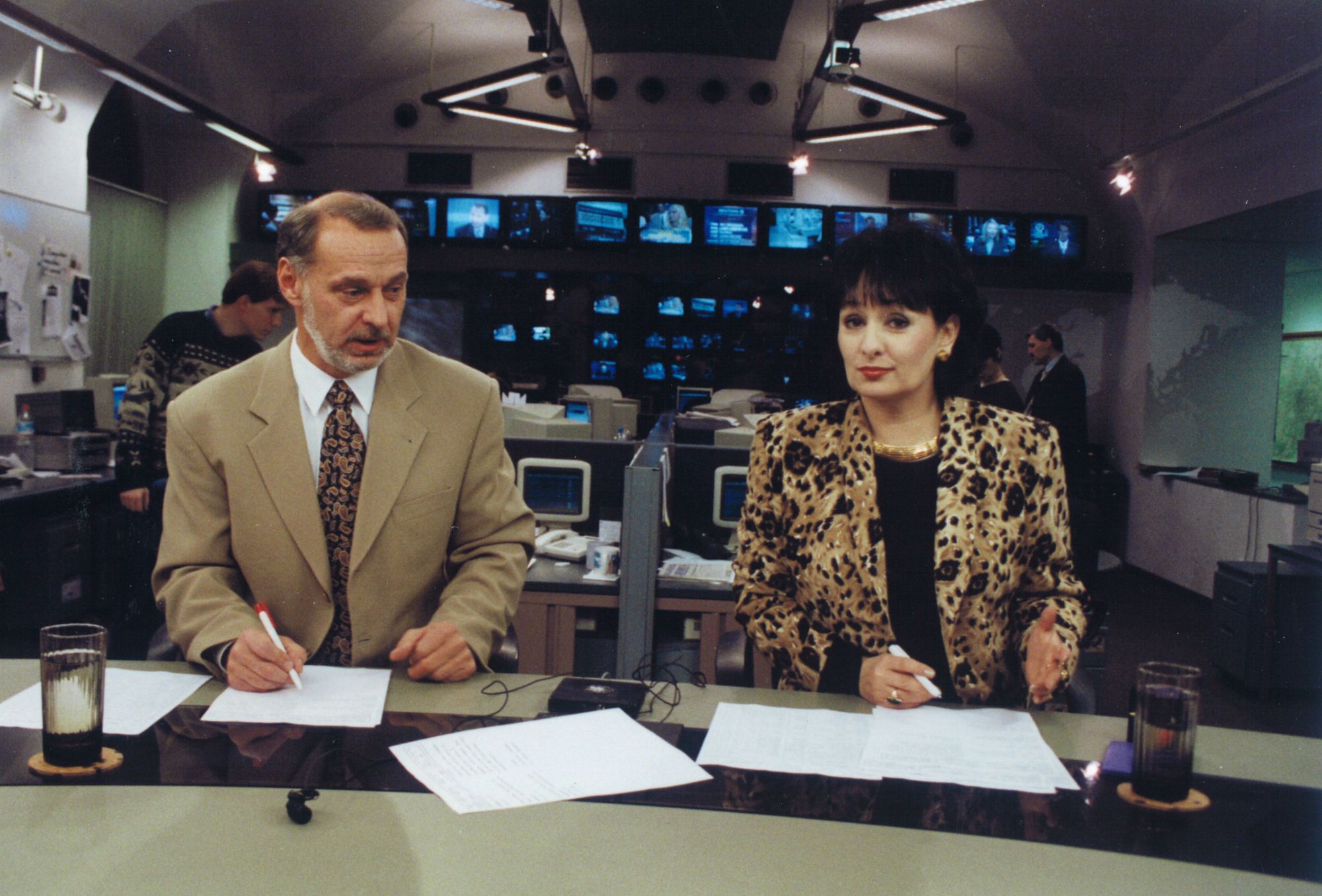 Eva Jurinová a Zbyněk Merunka v Televizních novinách TV Nova. Tehdy se ještě vysílaly z Měšťanské besedy.