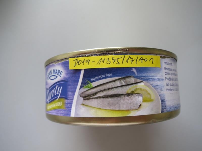 Penny Market, Praha 4: Šproty v řepkovém oleji - ve všech pěti laboratorně analyzovaných baleních z Litvy byla zjištěna přidaná voda, která nebyla uvedena na obale, a nižší obsah řepkového oleje.