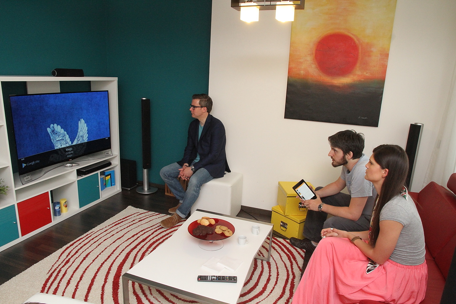 Google obývák se od běžného obýváku liší přítomností Chromecastu a Filipa Hráčka.