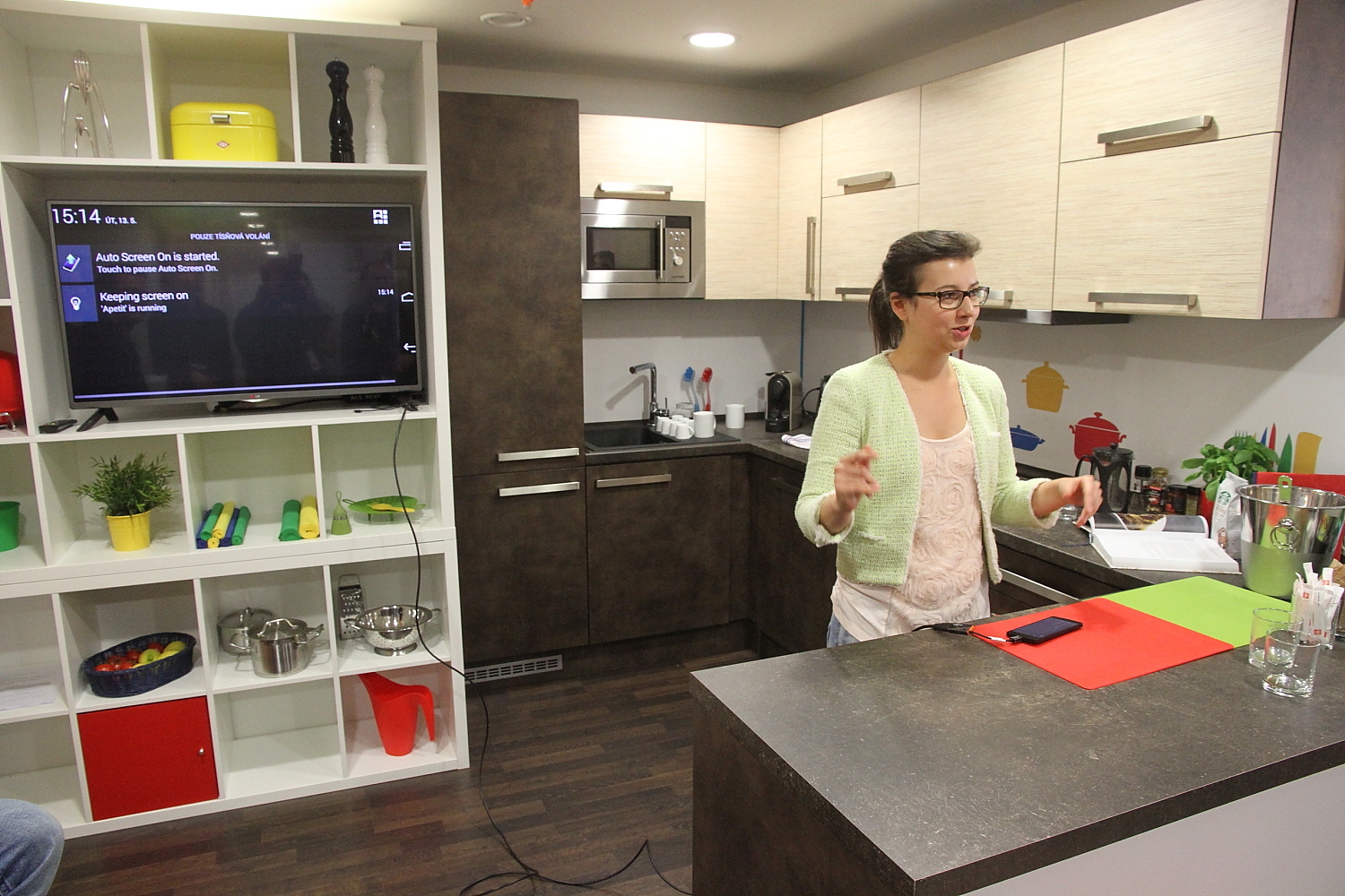 Ani seznam nákupů si dnes už nepíšeme na papírek, to se rozumí. V poznámkovníku Google Keep si můžete nastavit upozornění, které na vás vyskočí právě v okamžiku, kdy jdete kolem svého oblíbeného obchodu.