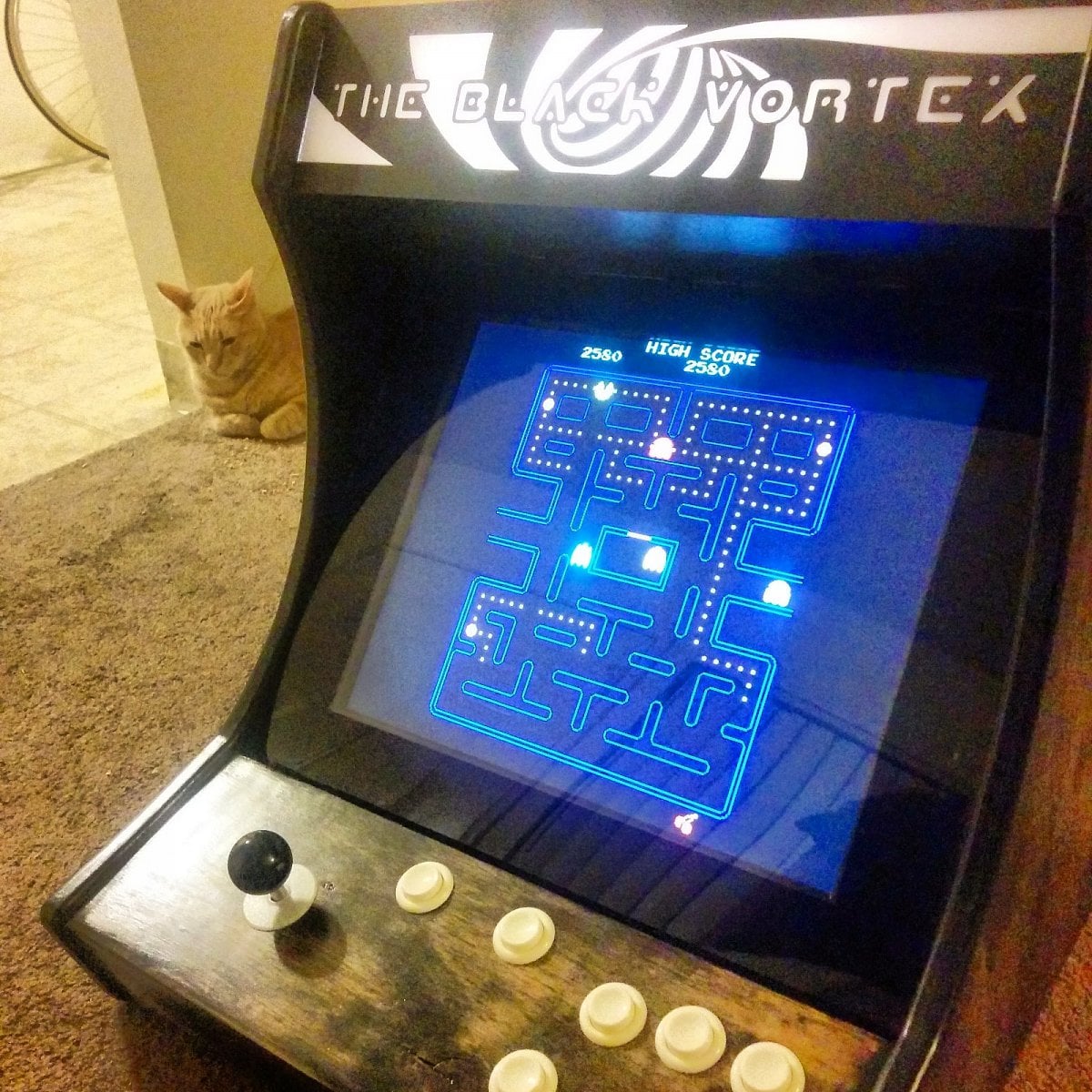 Herních konzolí, ovladačů a jiných zařízení se s RPi dá postavit hodně. Nás ale zaujal tenhle retro automat. Stačí ho jen dát do maringotky a hned jste zpátky v osmdesátých letech. (<a href="https://hackaday.io/project/2090-raspberry-pi-vintage-arcade">Více informací</a>)