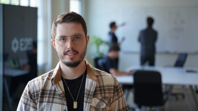 Uspěli v Praze i v Silicon Valley. Startup E2B s českými kořeny staví infrastrukturu pro AI a roste o desítky procent měsíčně
