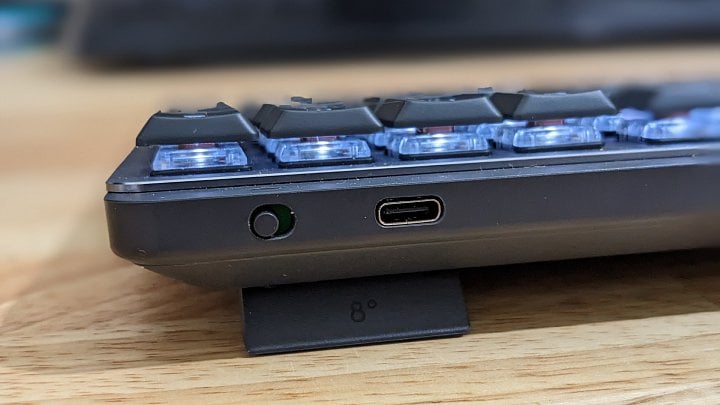 Přepínač sloužící pro zapnutí klávesnice a USB-C pro nabíjení