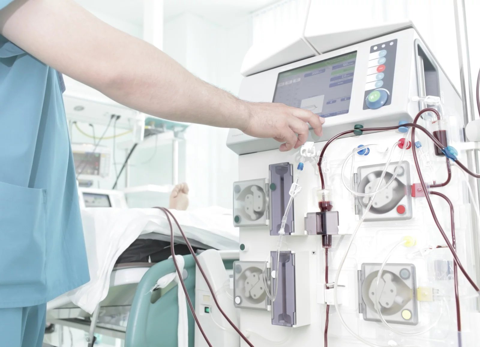 Při peritoneální dialýze lékaři zavádějí peritoneální katétr do spodní části břicha. Ten má za úkol do dutiny břišní dopravit zhruba 2 l dialyzačního roztoku, jenž z krve odstraňuje odpadní látky.