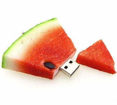 <p>Flash disky mohou nést nejrůznější podobu, všimněte si zde nepraktické šířky</p>