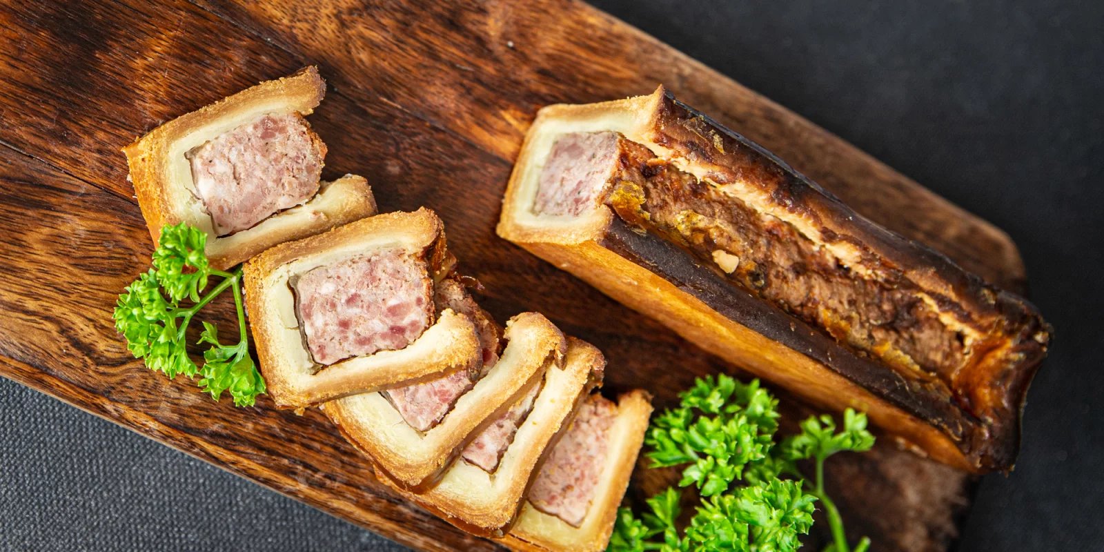 Paštika Le pâté en croûte, pečená, na dřevěném prkénku