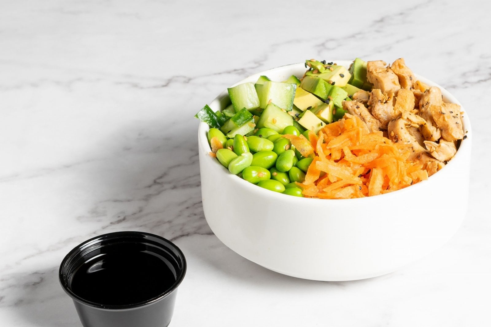 poke bowl s kuřecím a zeleninou