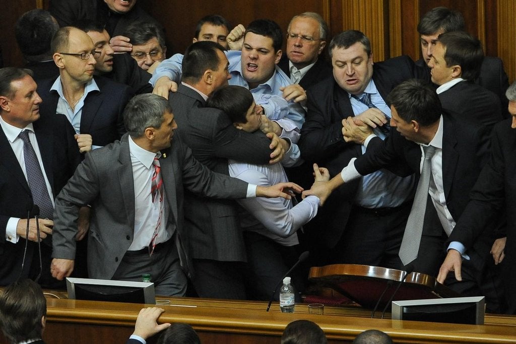 2012-08-bitka-v-ukrajinskc3a9m-parlamentu-2.jpg