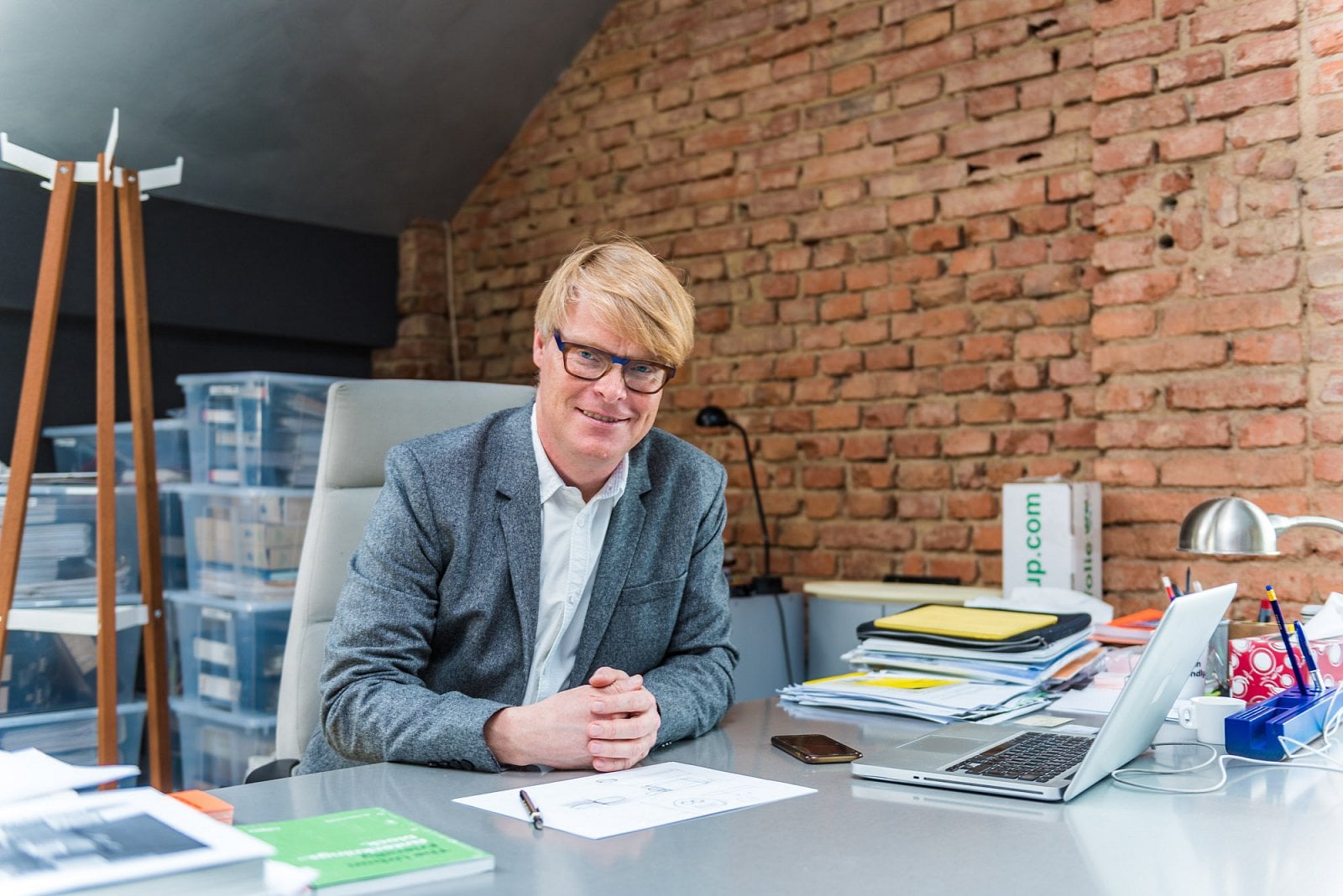 Spoluzakladatel a hlavní designér David Karásek ve své kanceláři