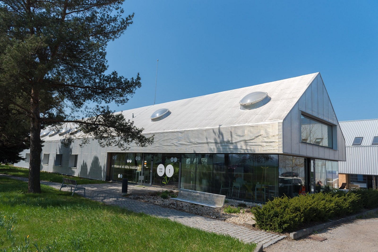 Pohled na hlavní vstupní budovu firmy mmcité v Bílovicích