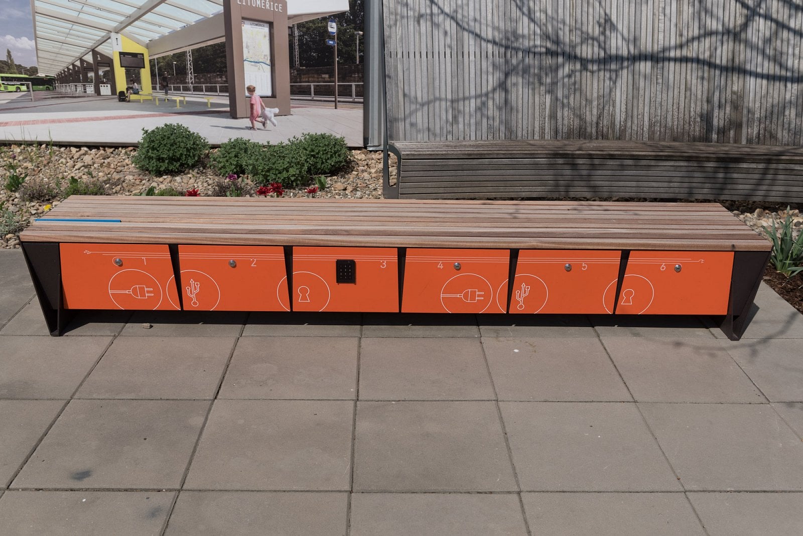 Lavička s úložnými boxy ve venkovním showroomu mmcité