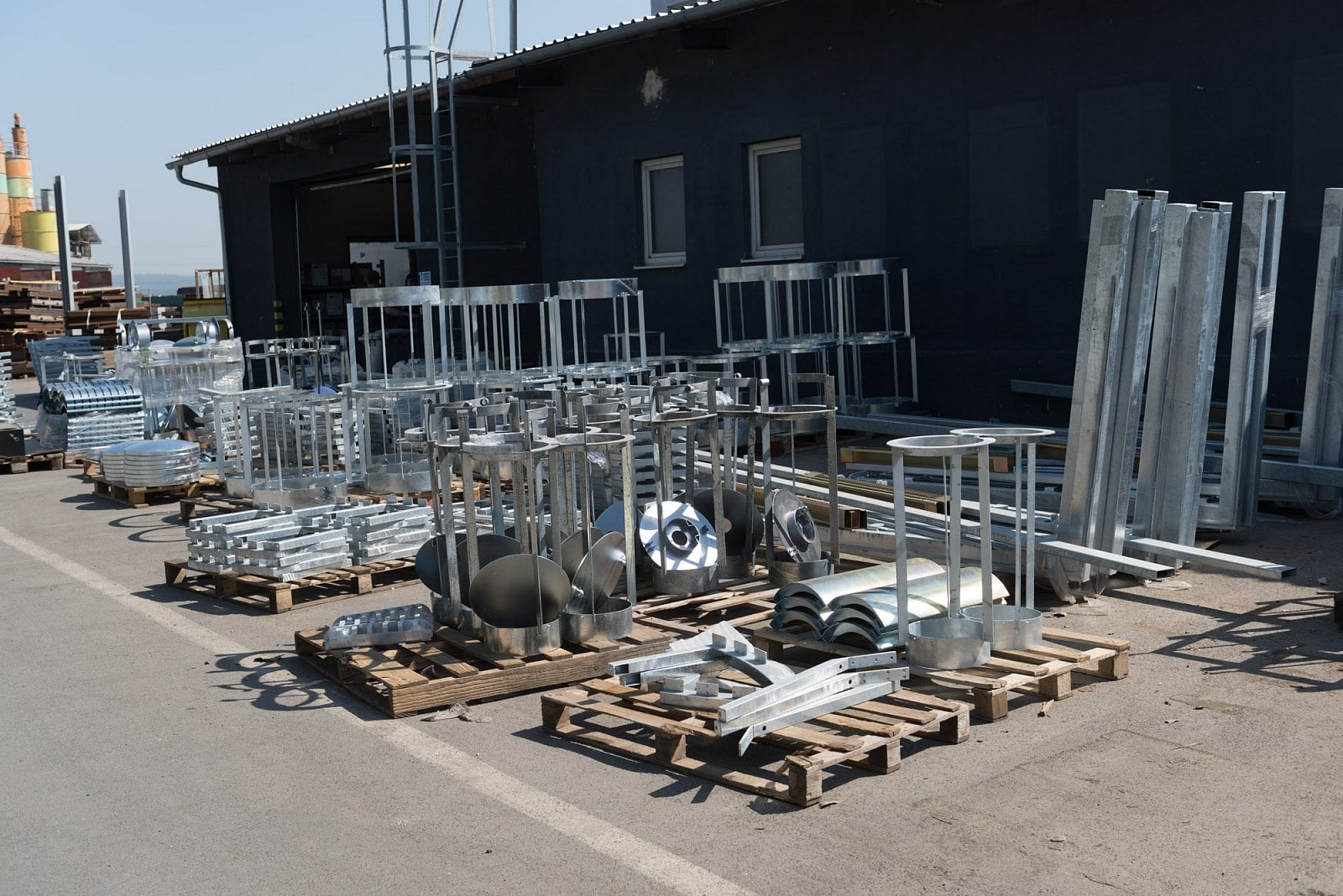 Pohled na používaný materiál ve firmě mmcité