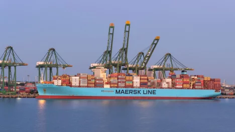 Náhledový obrázek - Přepravní gigant Maersk investuje do dekarbonizace. Firma představila novou loď, kterou může pohánět i metanol