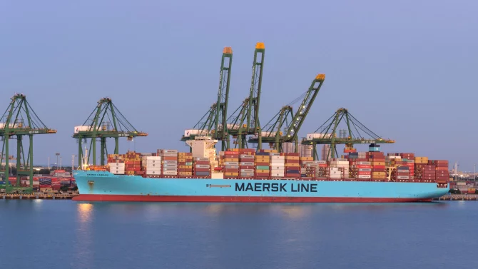 Přepravní gigant Maersk investuje do dekarbonizace. Firma představila novou loď, kterou může pohánět i metanol