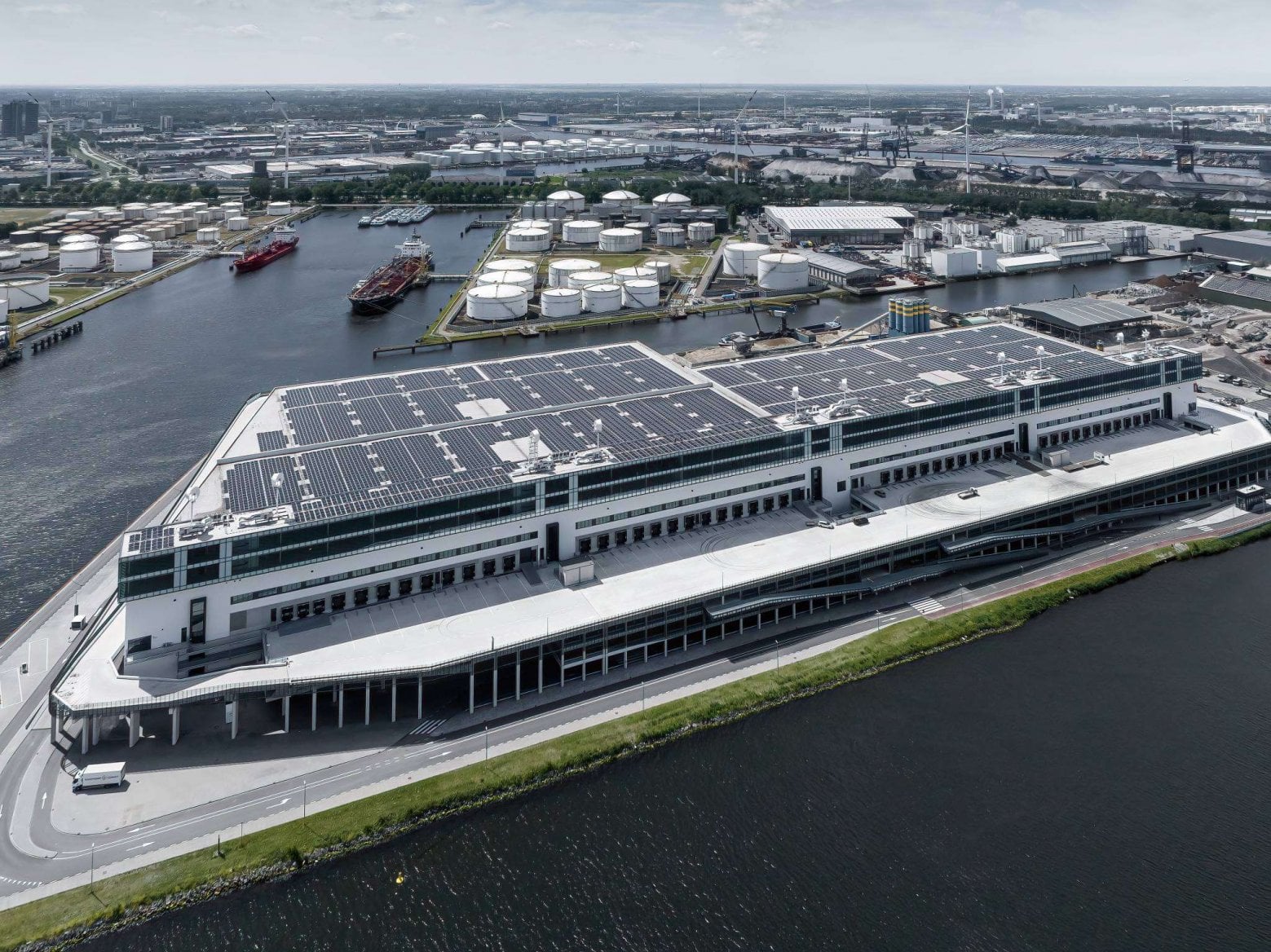 Vícepodlažní logistická hala CTP v Amsterodamu