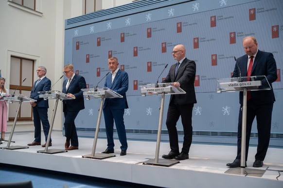 Ministři Vlády ČR po jednání, na kterém schválili plošný zákaz telefonů ve školách.