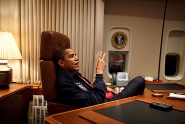 Americký prezident Barack Obama v leteckém speciálu Air Force One a VoIP telefon od společnosti Cisco.