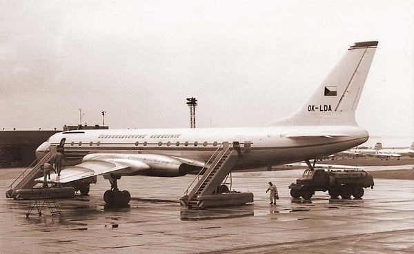 2018-06-boeing-737-v-retro-nc3a1tc49bru-s-c48dervenc3bdmi-vousy-