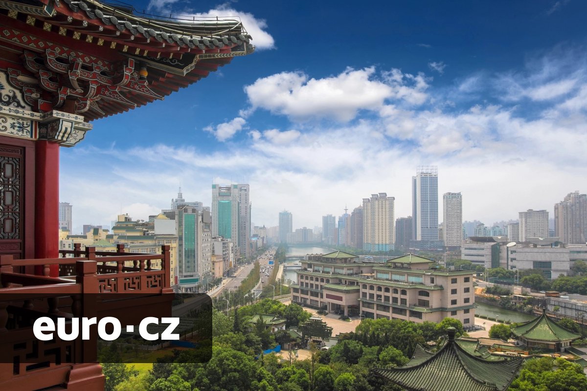 Čínskou ekonomiku trápí obří přebytky. V krizi je hlavně realitní trh, domácnosti už kvůli tomu přišly o 18 bilionů dolarů