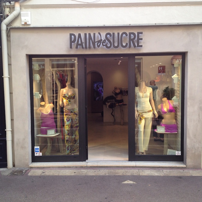 Tyto výlohy zaujmou. Přinášíme letní inspiraci ze Saint-Tropez