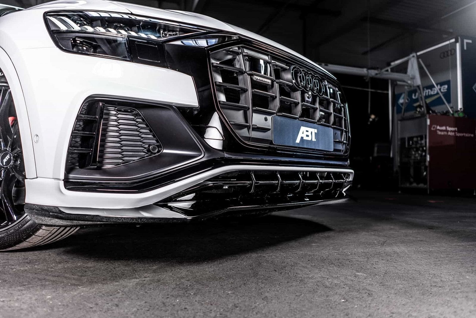 2019-02-ABT_Audi_Q8_geneva_international_motor_show_GR22_02.jpg