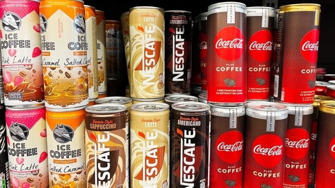Ice coffee v regálu supermarketu