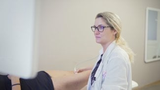 Náhledový obrázek - Křečové žíly nejsou jen estetický problém. Kdy je čas navštívit cévního chirurga?