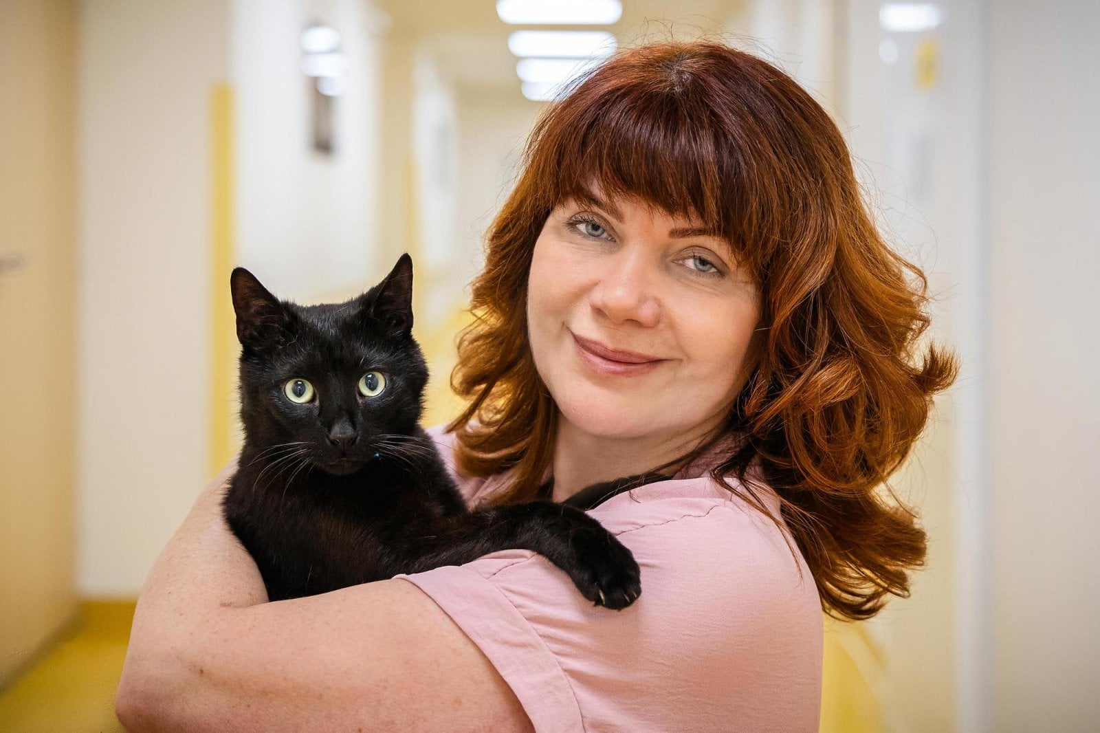 Felinoterapeutka Elena Berčíková s kocourem Teušem