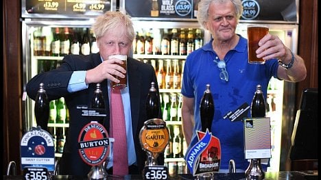 Náhledový obrázek - Britský spor o pití piva s přáteli. Je to kvůli pandemii morálně ospravedlnitelné?
