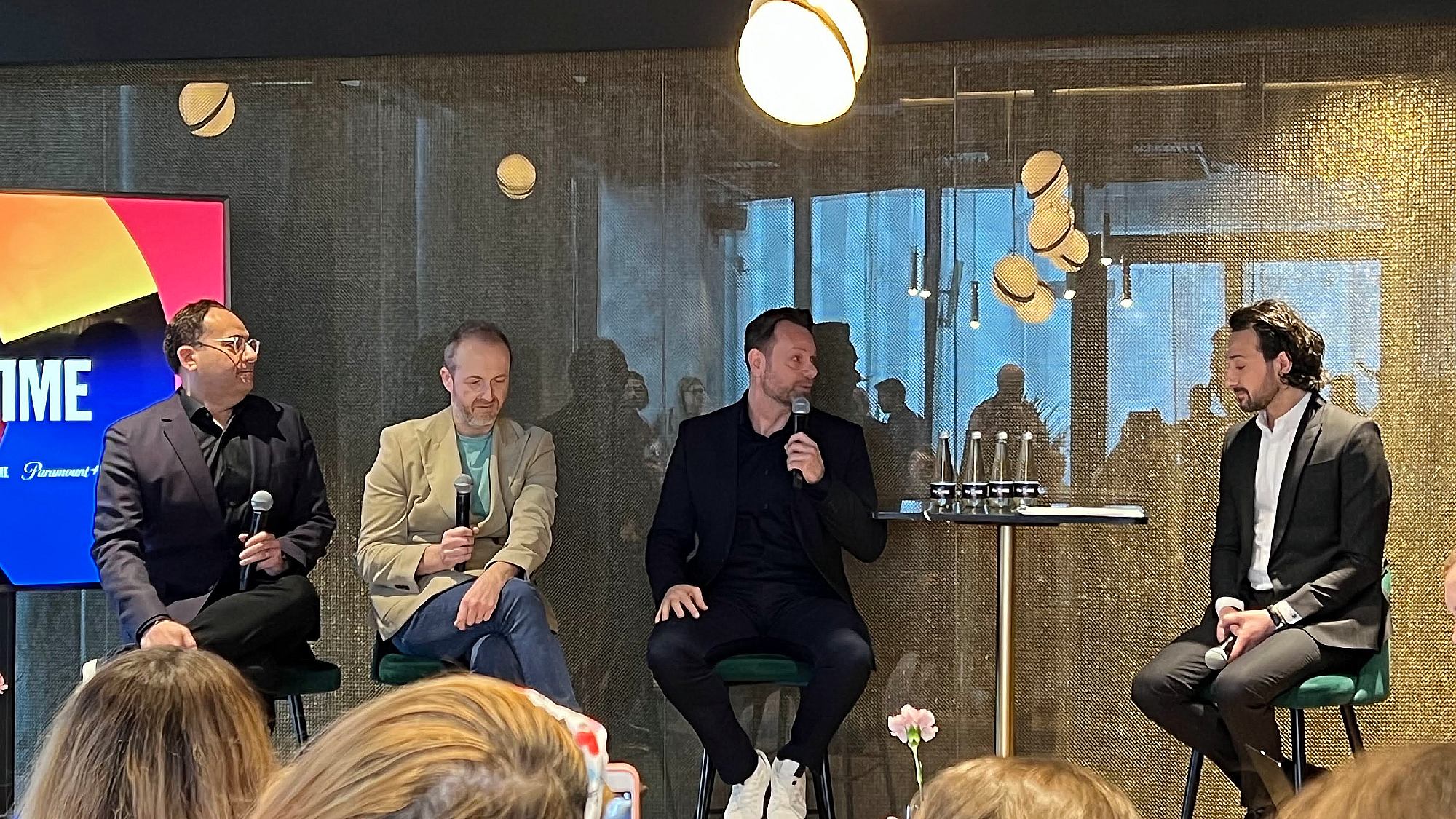 Představení SkyShowtime ve Varšavě. Zleva generální ředitel Monty Sarhan, programový ředitel Jon Farrar a Gábor Harsányi, který zodpovídá za středoevropské a východoevropské trhy.