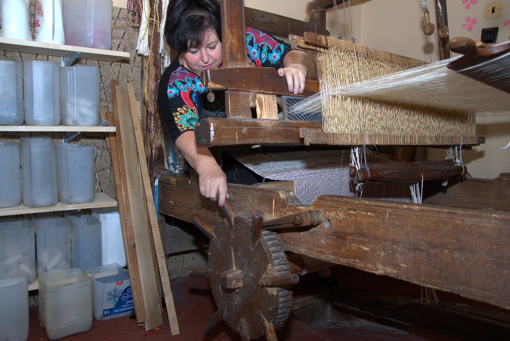 Hana Buchtelová z Ruční tkaní u stavu