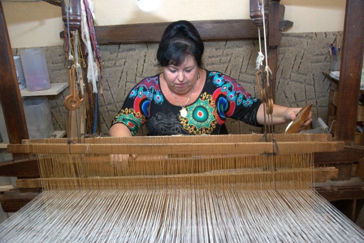 Hana Buchtelová z Ruční tkaní u stavu