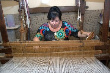 Hana Buchtelová z Ruční tkaní u stavu