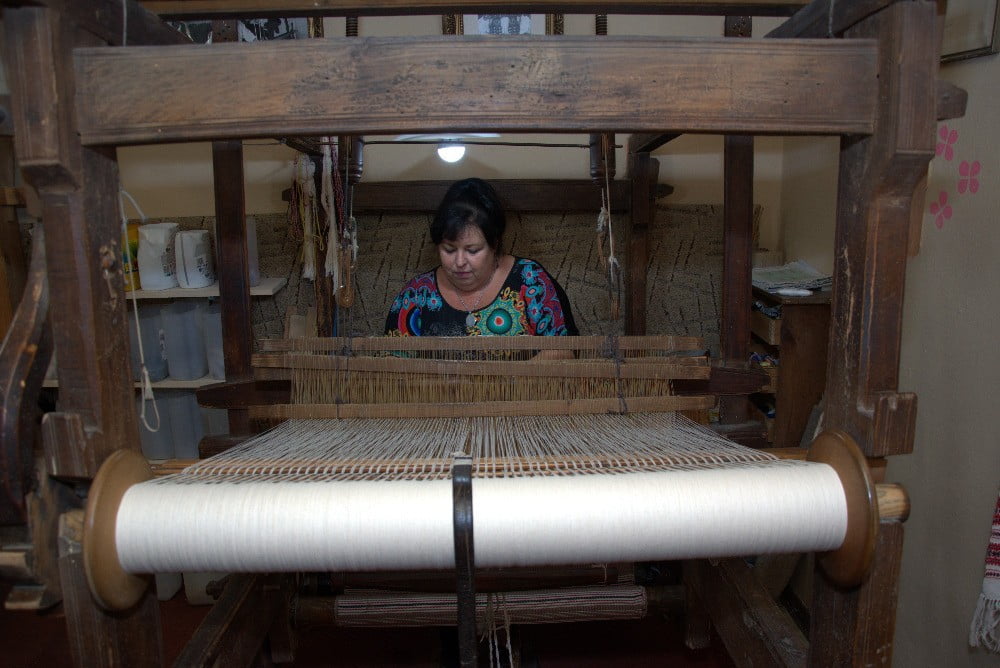 Hana Buchtelová z Ruční tkaní u stavu