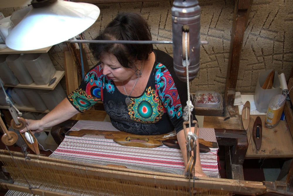 Hana Buchtelová z Ruční tkaní u stavu