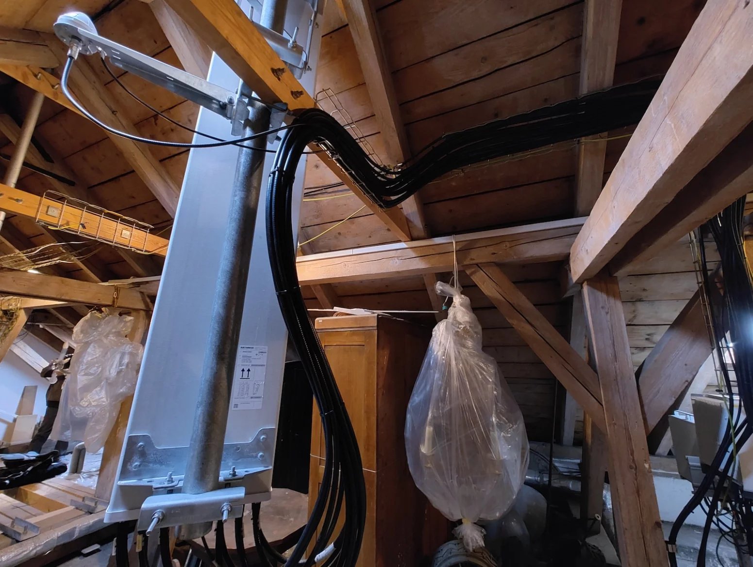 Mobilní vysílač CETINu a O2 na Arcibiskupství pražském