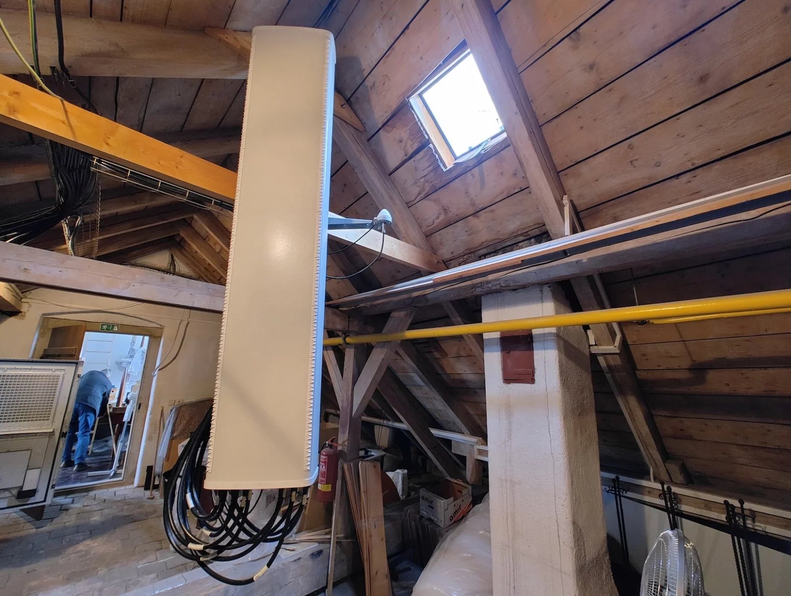 Mobilní vysílač CETINu a O2 na Arcibiskupství pražském